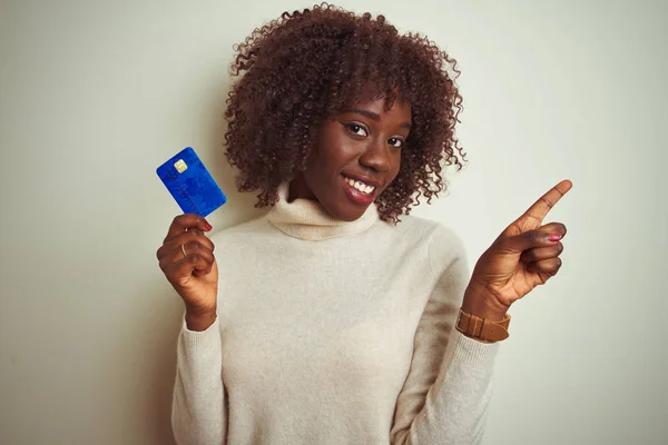 Junge Afrikanische Afro Frau Mit Kreditkarte Vor Isoliertem Weißen Hintergrund — Stockfoto
