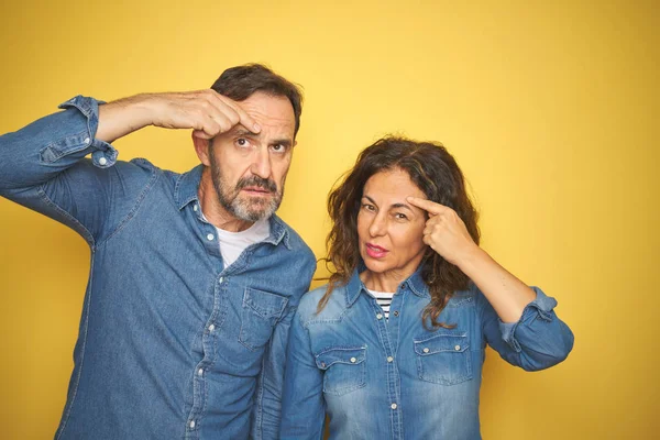 Belo Casal Meia Idade Juntos Sobre Fundo Amarelo Isolado Apontando — Fotografia de Stock