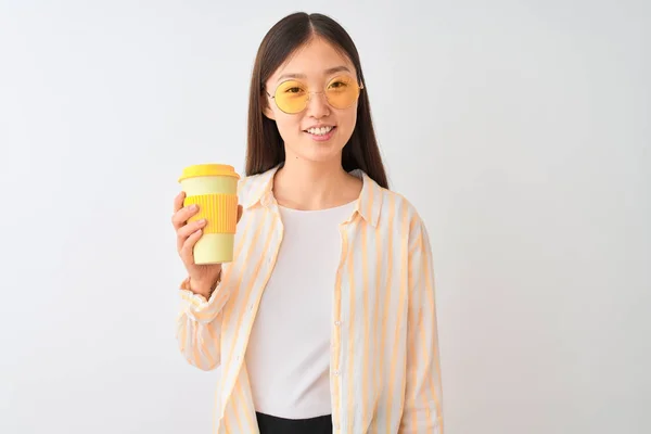 Νεαρή Κινεζική Γυναίκα Φορώντας Γυαλιά Πίνοντας Καφέ Πάνω Από Απομονωμένο — Φωτογραφία Αρχείου