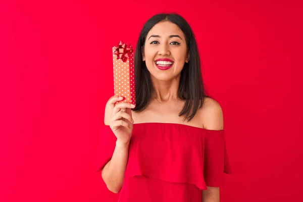 Ung Vacker Kinesisk Kvinna Som Innehar Valentine Gåva Stående Över — Stockfoto