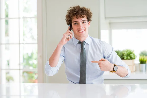 Young Business Man Pratar Smartphone Kontoret Med Överraskning Ansikte Pekfingret — Stockfoto