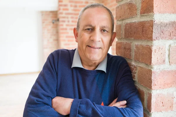 Hombre mayor guapo de mediana edad sonriendo alegre, feliz y feliz — Foto de Stock