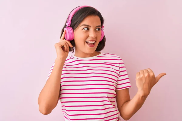 Joven Hermosa Mujer Escuchando Música Usando Auriculares Sobre Fondo Rosa — Foto de Stock