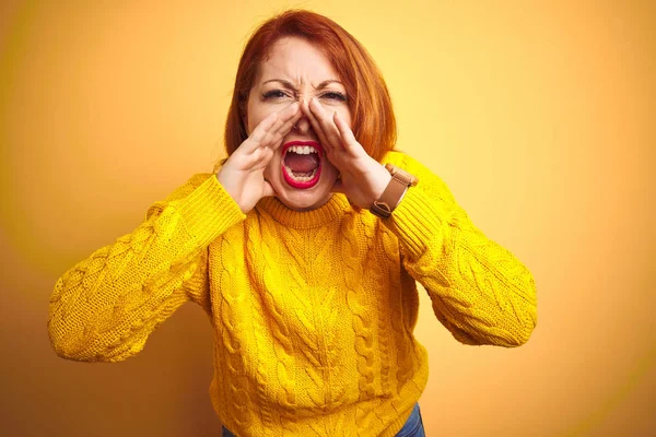 Mujer Pelirroja Hermosa Vistiendo Suéter Invierno Pie Sobre Fondo Amarillo — Foto de Stock