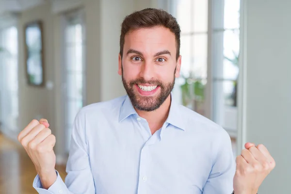 Knappe Zakelijke Man Viert Verrast Verbaasd Voor Succes Met Armen — Stockfoto