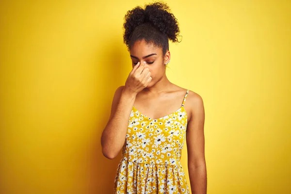 非洲裔美国妇女穿着休闲花卉礼服站在孤立的黄色背景疲惫摩擦鼻子和眼睛感到疲劳和头痛 压力和挫折概念 — 图库照片