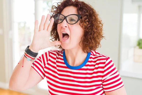 Hermosa Mujer Mayor Con Gafas Camiseta Casual Gritando Gritando Fuerte — Foto de Stock