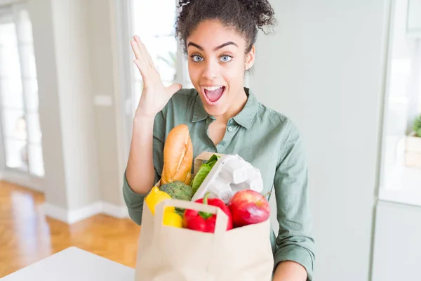 Молодая Африканская Американка Держит Бумажный Пакет Продуктами Супермаркета Счастливый Взволнованный — стоковое фото