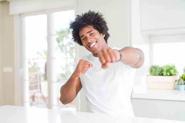 Jonge Afro Amerikaanse Man Dragen Casual Wit Shirt Zittend Home — Stockfoto