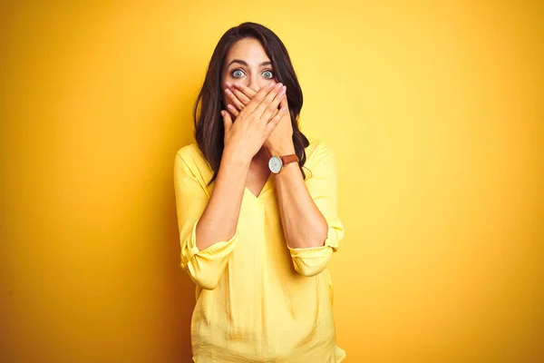 Schöne Elegante Frau Steht Über Gelbem Isolierten Hintergrund Schockiert Mund — Stockfoto