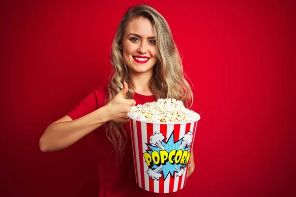 Giovane Bella Donna Che Indossa Shirt Mangiare Popcorn Sfondo Rosso — Foto Stock