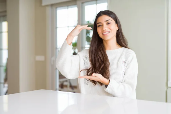 Jovem Mulher Bonita Casa Mesa Branca Gesticulando Com Mãos Mostrando — Fotografia de Stock