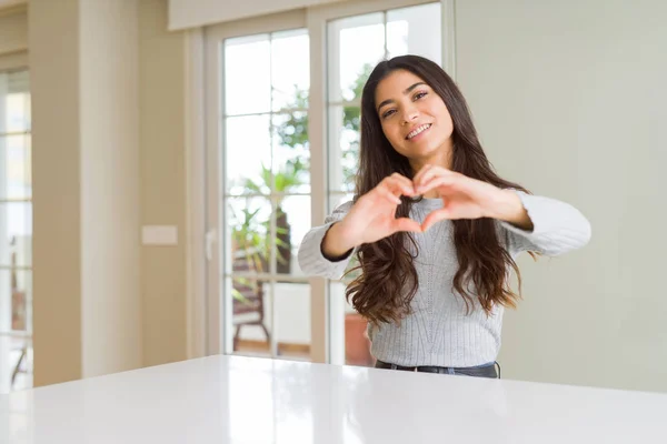 Giovane Bella Donna Casa Sorridente Amore Mostrando Simbolo Del Cuore — Foto Stock