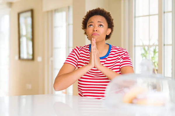 Joven Mujer Afroamericana Hermosa Casa Mendigando Orando Con Las Manos — Foto de Stock