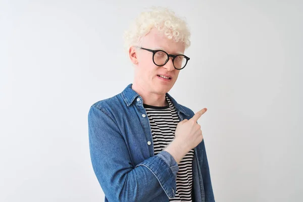Genç Albino Sarışın Adam Izole Beyaz Arka Plan Üzerinde Denim — Stok fotoğraf