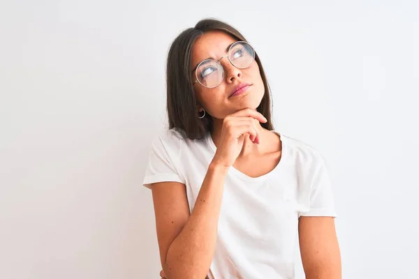 Ung Vacker Kvinna Klädd Casual Shirt Och Glasögon Över Isolerad — Stockfoto