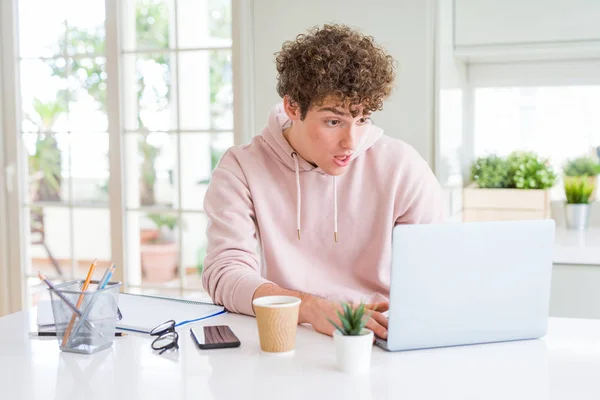 Jovem Estudante Trabalhando Estudando Usando Laptop Computador Assustado Choque Com — Fotografia de Stock