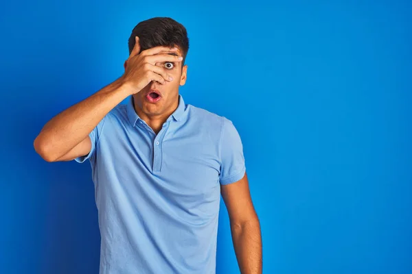 Joven Hombre Indio Con Polo Casual Pie Sobre Fondo Azul — Foto de Stock