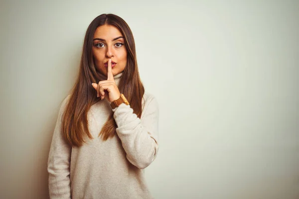 Jovem Mulher Bonita Vestindo Camisola Gola Alta Inverno Sobre Fundo — Fotografia de Stock