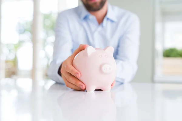 Fechar o homem mãos segurando porquinho banco — Fotografia de Stock