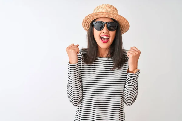 Mujer China Con Gafas Sol Rayas Sombrero Camiseta Pie Sobre —  Fotos de Stock