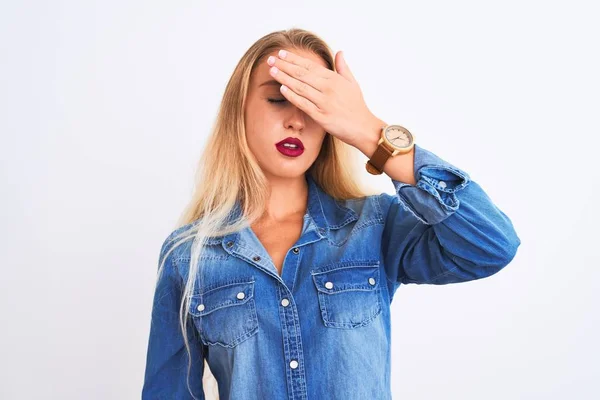 Mulher Bonita Nova Vestindo Camisa Ganga Casual Sobre Fundo Branco — Fotografia de Stock