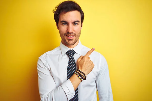 Mladý Pohledný Obchodník Který Nosí Elegantní Košili Kravatu Izolovaném Žlutém — Stock fotografie