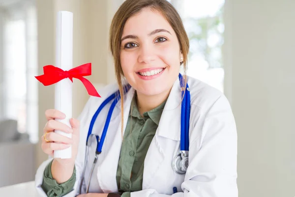 Piękna Młoda Kobieta Lekarz Trzyma Dyplom Szczęśliwą Twarzą Stojący Uśmiechnięty — Zdjęcie stockowe