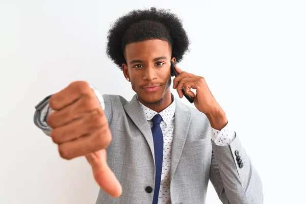 Hombre Negocios Afroamericano Hablando Teléfono Inteligente Sobre Fondo Blanco Aislado — Foto de Stock