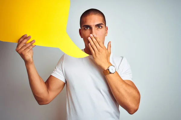 Junger Mann Mit Gelber Sprechblase Über Weißem Isoliertem Hintergrunddeckel Mund — Stockfoto