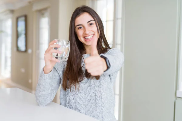 Mooie Jonge Vrouw Het Drinken Van Een Vers Glas Water — Stockfoto