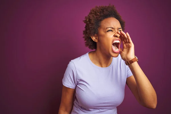 Joven Mujer Afroamericana Hermosa Con Pelo Afro Sobre Fondo Púrpura — Foto de Stock