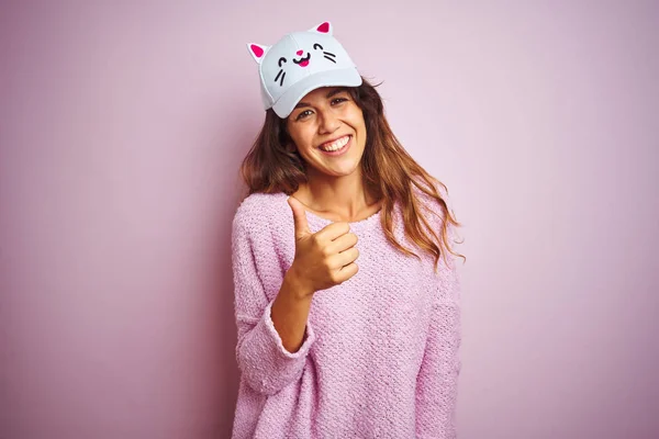 Jovem Mulher Bonita Vestindo Chapéu Gato Engraçado Sobre Fundo Isolado — Fotografia de Stock