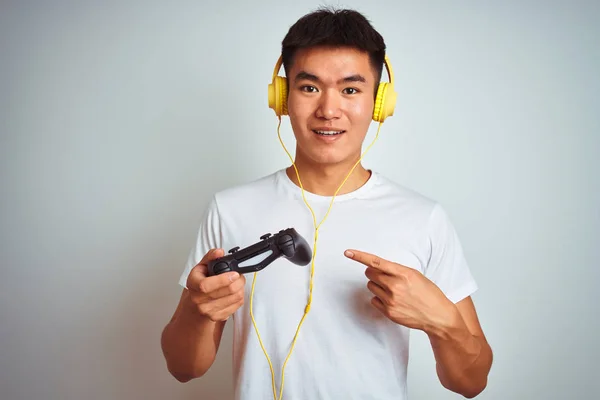 Junge Asiatische Chinesische Gamer Mann Spielt Videospiel Steht Über Isolierten — Stockfoto