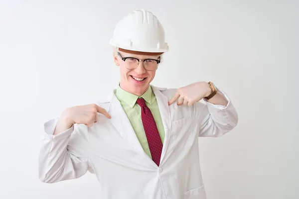 Albino Cientista Homem Usando Óculos Capacete Sobre Fundo Branco Isolado — Fotografia de Stock