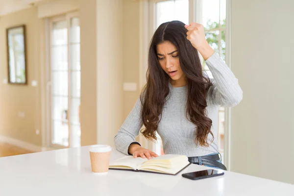 Mujer Joven Leyendo Libro Bebiendo Café Molesto Frustrado Gritando Con —  Fotos de Stock
