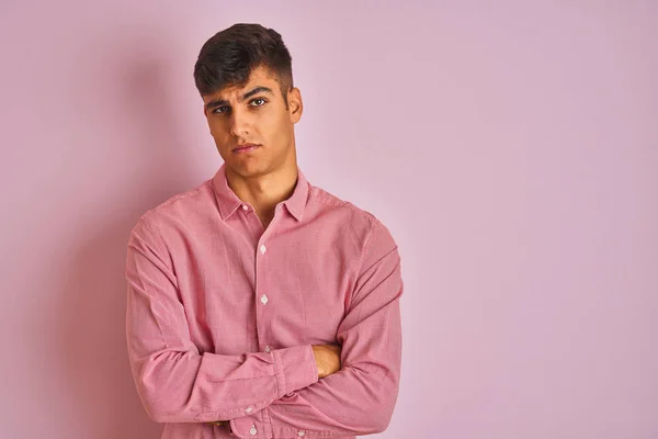 분홍색 서있는 우아한 셔츠를 남자는 회의적이고 긴장하고 얼굴에 표정을 거부합니다 — 스톡 사진