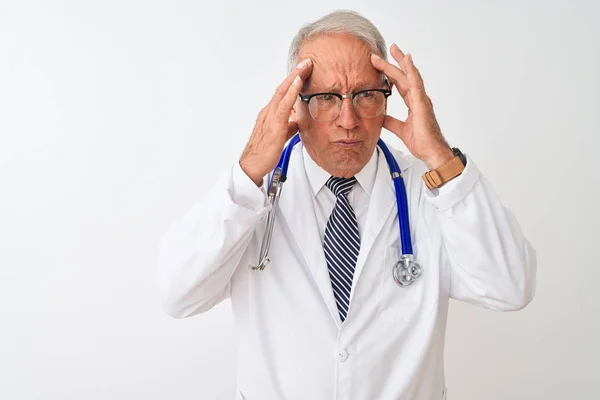 Starší Šedovlasý Doktor Stetoskop Stojící Izolovaném Bílém Pozadí Rukou Hlavě — Stock fotografie