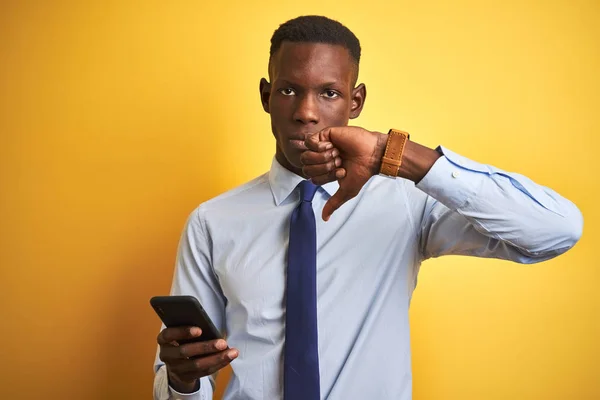 Afroamerikansk Affärsman Som Använder Smartphone Stående Över Isolerad Gul Bakgrund — Stockfoto