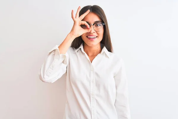 Genç Güzel Kadını Izole Beyaz Arka Plan Üzerinde Duran Gözlük — Stok fotoğraf