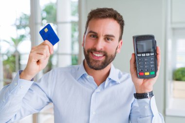 POS terminali ve kredi kartı, buyi holding yakışıklı iş adamı
