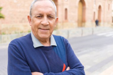 Yakışıklı orta yaş kıdemli neşeli, mutlu gülümseyen adam ve yerine koymak