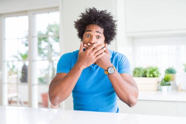 Afrika kökenli Amerikalı adam evde kapsayan ağız elle hata için şok. Gizli kavramı.