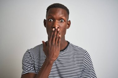 Afro-amerikan adam lacivert çizgili t-shirt giyen el ile izole beyaz arka plan kapağı ağız üzerinde duran hata için utanç ile şok, korku ifadesi, sessizlik, gizli kavram korkmuş