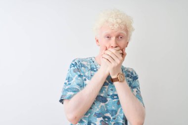 Genç albino sarışın adam izole beyaz arka plan üzerinde duran rahat t-shirt giyen hata için elleri ile ağız kapsayan şok. Gizli kavram.