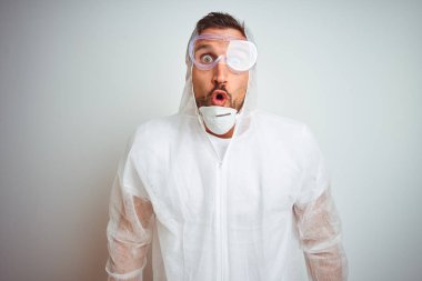 Izole arka plan üzerinde profesyonel işçi ekipman koruma giyen ressam adam korkmuş ve sürpriz ifade, korku ve heyecanlı yüz ile şok.