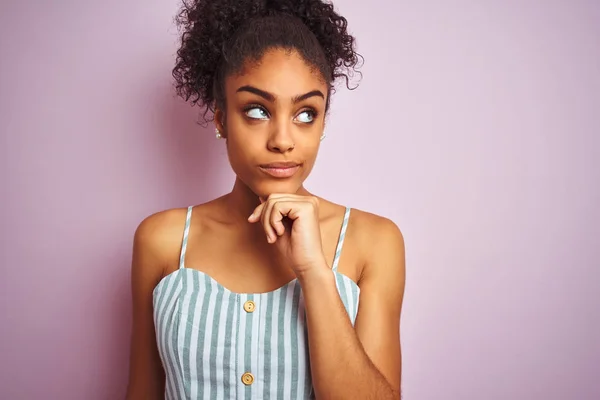 African American Woman Wearing Casual Striped Dress Standing Isolated Pink — Stock Photo, Image