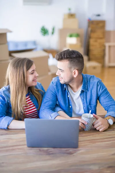 Junges Paar Entspannt Einen Kaffee Trinkend Und Den Computer Laptop — Stockfoto