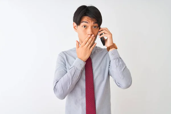 Hombre Negocios Chino Con Corbata Hablando Teléfono Inteligente Sobre Boca — Foto de Stock