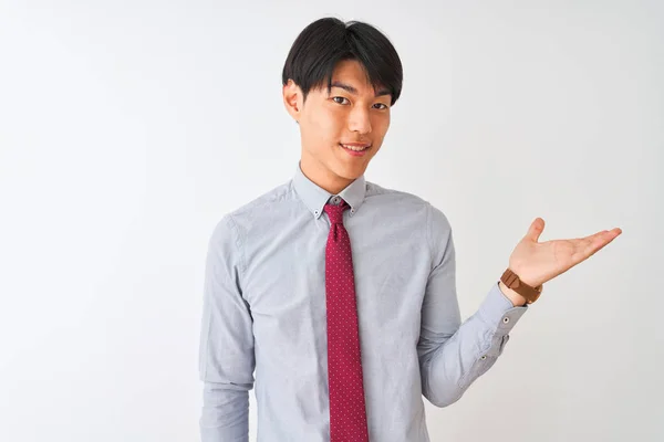 中国商人穿着优雅的领带站在孤立的白色背景上 面带微笑 用手掌指着镜头 — 图库照片